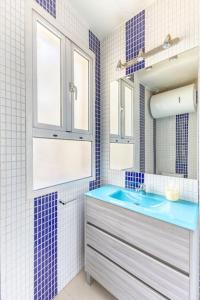 een badkamer met een wastafel en een spiegel bij Apartamento en Madrid Centro in Madrid