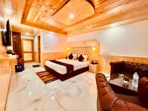 プルカンにあるHeaven of Tree Lodgeのベッドとソファ付きのホテルルーム