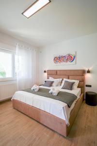 Un dormitorio con una cama grande con toallas. en Lady D, en Betina