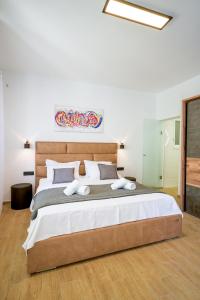 Un dormitorio con una cama grande con cabecero de madera. en Lady D, en Betina