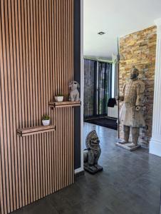 a room with a statue of a woman and a statue of a man at La Mar de Bonita in Tagle