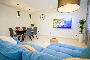 Una sala de estar con un sofá azul y una mesa. en Lady D, en Betina