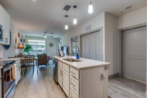 Imagen de la galería de Trendy Condo on Riverwalk Free Parking Pet Friendly Centrally Located on the Riverwalk, en San Antonio