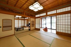 勝山市にある3月リニューアル 天然木曽ひのきのお風呂がある貸切民泊 志ろきやの天井の窓付きのアジアンルームです。