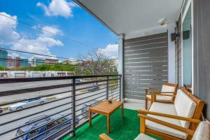 Μπαλκόνι ή βεράντα στο Trendy Condo on Riverwalk Free Parking Pet Friendly Centrally Located on the Riverwalk