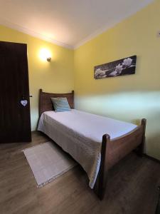 a bedroom with a large bed in a room at Casa do Terreiro in Cujó