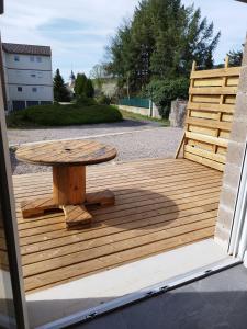 een houten tafel op een houten terras bij Gîtel'harmonie2 in Fraize