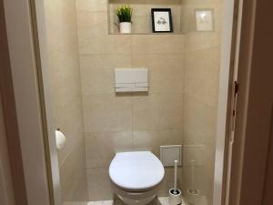 ein kleines Bad mit einem weißen WC in einem Zimmer in der Unterkunft 90 m2 Premium Apartment with Balcony in Wien