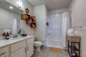 Ένα μπάνιο στο Trendy Condo on Riverwalk Free Parking Pet Friendly Centrally Located on the Riverwalk +15 φωτογραφίες