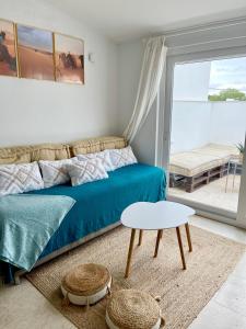 - une chambre avec un lit bleu et une table dans l'établissement Cartaxo Riverside - Villa with Jacuzzi few minutes from Lisbon, à Cartaxo