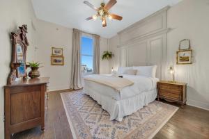 een slaapkamer met een bed en een plafondventilator bij The Historic Grand Canyon Hotel in Williams