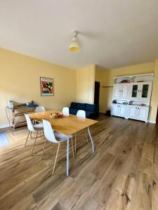 uma sala de estar com uma mesa de madeira e cadeiras em Libeccio 1 - Holiday Home Lerici em Lerici