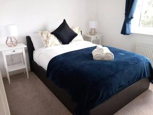 - une chambre avec un lit et 2 serviettes dans l'établissement NEW 2 Bedroom Flat in Hatfield, à Hatfield