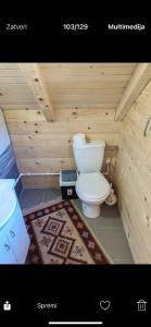 un piccolo bagno con un water e un lavandino di Tosic etno kamp a Pirot