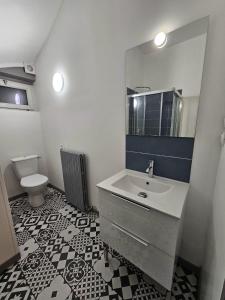 a bathroom with a sink and a toilet at Beaugency-2 sur la route des châteaux in Beaugency