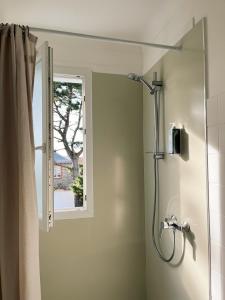y baño con ducha y ventana. en Hotel Esperanza, en Noirmoutier-en-l'Île