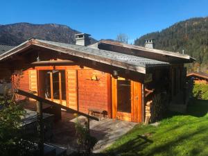 um chalé de madeira nas montanhas com vista em Superbe chalet 10 personnes 5 chambres Les Houches em Les Houches