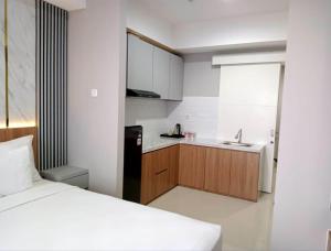 A kitchen or kitchenette at The Cozy Rooms at The Ayoma Residence, BSD Serpong