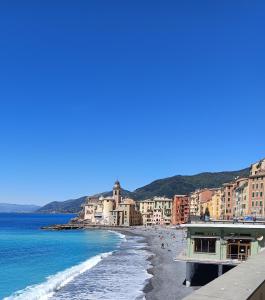 Blick auf einen Strand mit Gebäuden und das Meer in der Unterkunft AffittaCamere Columbus in Camogli