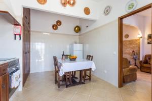 cocina con mesa y sillas en una habitación en Beautiful house in Costa Vicentina, en Chabouco