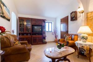 sala de estar con muebles de cuero y TV en Beautiful house in Costa Vicentina, en Chabouco
