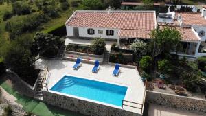 una vista aérea de una casa con piscina en Beautiful house in Costa Vicentina, en Chabouco