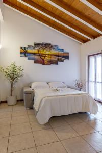 a bedroom with a large bed in a room at Il trentanove in Valeggio sul Mincio