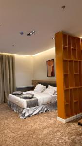 una camera con due letti e una libreria di Hotel AL-REEM a Al Ula