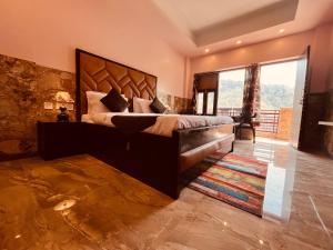 um quarto com uma cama grande e uma janela grande em Samantha Guest House em Bhavnagar