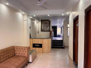 - un salon avec un canapé et une cheminée dans l'établissement Samantha Guest House, à Bhavnagar