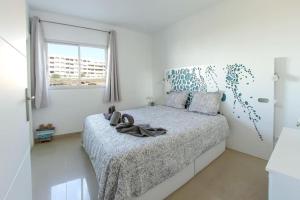 a bedroom with a bed with a blanket and a window at Amazing 2 bedroom flat with Beachfront and Pool, Paraíso del Sur A306 in Playa Paraiso
