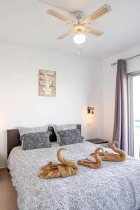 una camera da letto con un letto e due asciugamani di Amazing 2 bedroom flat with Beachfront and Pool, Paraíso del Sur A306 a Playa Paraiso