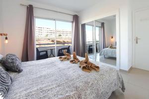 two stuffed animals on a bed in a bedroom at Amazing 2 bedroom flat with Beachfront and Pool, Paraíso del Sur A306 in Playa Paraiso
