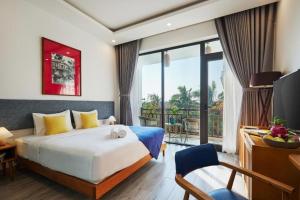 Hiếu NhơnにあるÉn Mansion Hoi Anのベッドとバルコニー付きのホテルルーム