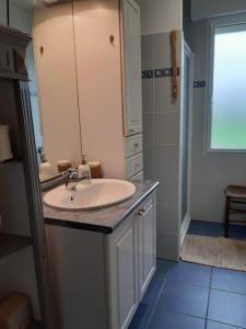 Ein Badezimmer in der Unterkunft Maison chaleureuse au calme