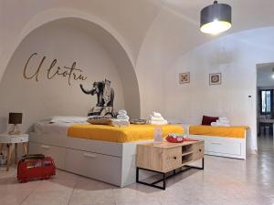 1 dormitorio con 2 camas y un cartel en la pared en U Liotru home, en Catania