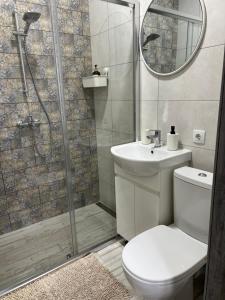 een badkamer met een douche, een toilet en een wastafel bij 014-2 Новые Смарт-апартаменты ЖК Олимпия in Kiev