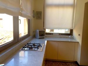 a kitchen with a stove top oven next to a window at Elegante affascinante Appartamento in centro storico in Caorle