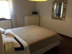 a bedroom with a bed and a mirror on the wall at Elegante affascinante Appartamento in centro storico in Caorle