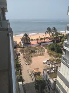 uitzicht op het strand vanaf het balkon van een gebouw bij Seaside 9 in Colombo