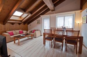 ツェルマットにあるHaus Bodmen B, Apartment Stelliseeのテーブルと椅子とソファのあるリビングルーム +7枚の写真