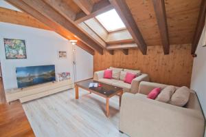 ツェルマットにあるHaus Bodmen B, Apartment Stelliseeのソファ2つとテーブルのあるリビングルーム
