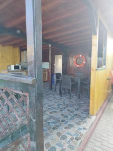 een keuken en eetkamer met een tafel en stoelen bij REMINA in Sulina