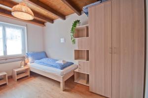 ツェルマットにあるHaus Bodmen B, Apartment Stelliseeのベッドと本棚のある部屋