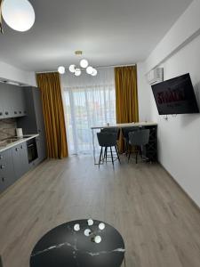a large living room with a table and chairs at Daiana Apartament in Timişoara