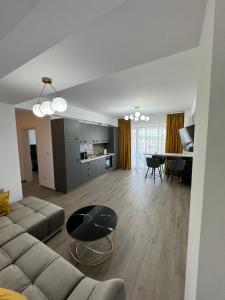 a large living room with a couch and a table at Daiana Apartament in Timişoara
