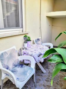 2 sillas y una mesa en el patio en Apartments Marin Tomas, en Dubrovnik
