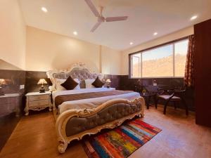 1 dormitorio con cama grande y ventana grande en Shrvan Guest house, en Bhavnagar
