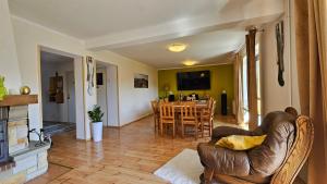 a living room with a couch and a table at SIEDLISKO HARENDA BIESZCZADY in Czarna