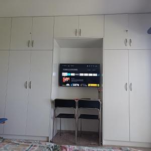 Televízia a/alebo spoločenská miestnosť v ubytovaní iliana's seaside maisonette